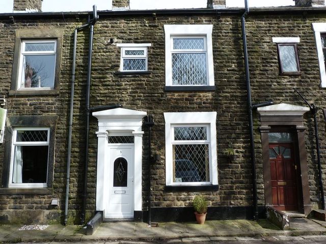  Image of 3 bedroom Terraced house to rent in Railway View Shaw Oldham OL2 at Railway View Shaw Oldham, OL2 8BQ