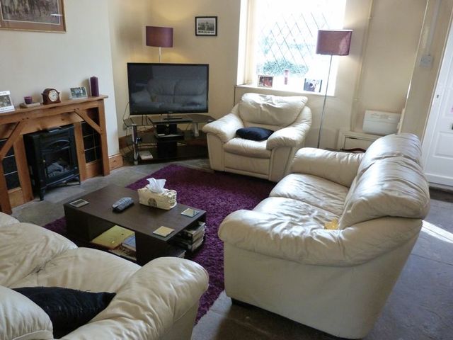  Image of 3 bedroom Terraced house to rent in Railway View Shaw Oldham OL2 at Railway View Shaw Oldham, OL2 8BQ