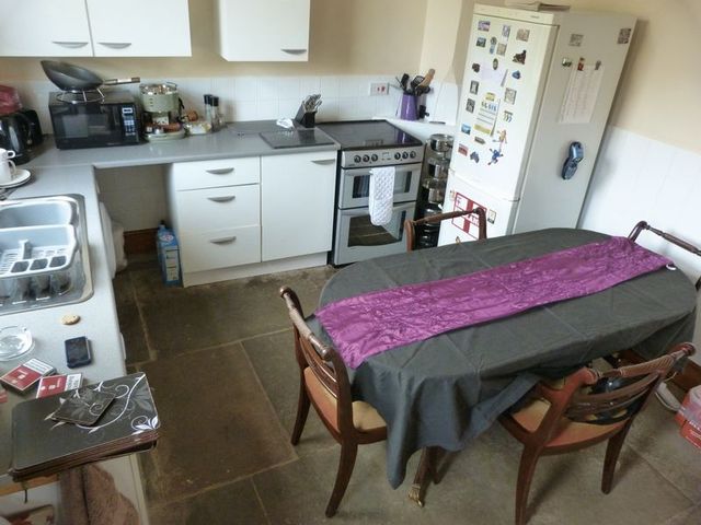  Image of 3 bedroom Terraced house to rent in Railway View Shaw Oldham OL2 at Railway View Shaw Oldham, OL2 8BQ