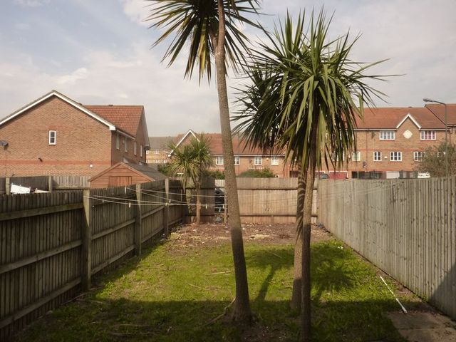  Image of 3 bedroom Terraced house to rent in Redbourne Drive London SE28 at Redbourne Drive Thamesmead London, SE28 8QF