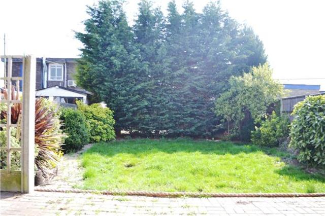  Image of 3 bedroom Semi-Detached house to rent in Lessington Avenue Romford RM7 at Rush Green, RM7 9EB