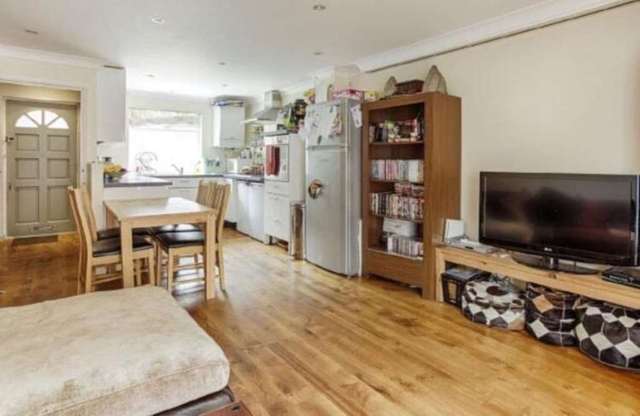  Image of 3 bedroom Semi-Detached house to rent in Shirland Mews London W9 at Shirland Mews Maida Hill London, W9 3DY