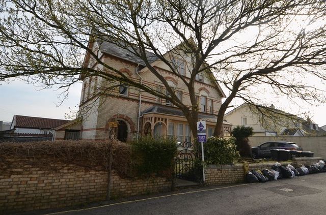  Image of 1 bedroom Property to rent in Rock Avenue Barnstaple EX32 at Rock Avenue  Barnstaple, EX32 9AP