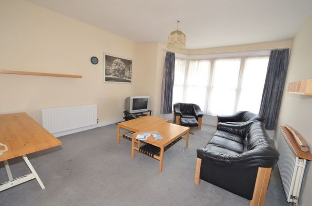 Image of 1 bedroom Property to rent in Rock Avenue Barnstaple EX32 at Rock Avenue  Barnstaple, EX32 9AP