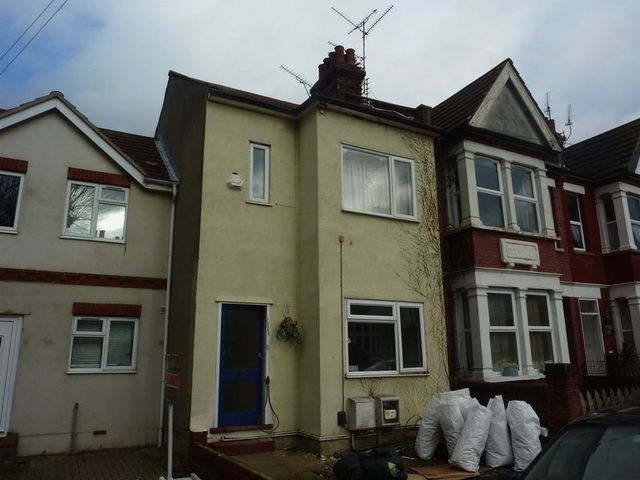 Image of 2 bedroom Flat for sale in St. Helens Road Westcliff-on-Sea SS0 at St Helens Road  Westcliff-On-Sea, SS0 7LF