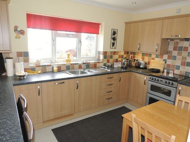  Image of 3 bedroom Detached house for sale in Stoke Road Bletchley Milton Keynes MK2 at Stoke Road Bletchley Milton Keynes, MK2 3AB