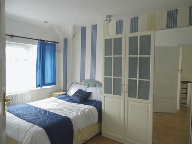  Image of 3 bedroom Terraced house for sale in The Glade Croydon CR0 at The Glade Shirley CROYDON, CR0 7QE