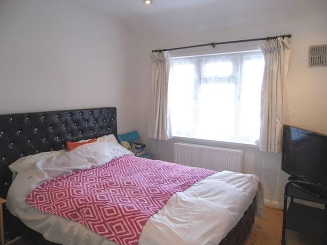  Image of 3 bedroom Terraced house for sale in The Glade Croydon CR0 at The Glade Shirley CROYDON, CR0 7QE