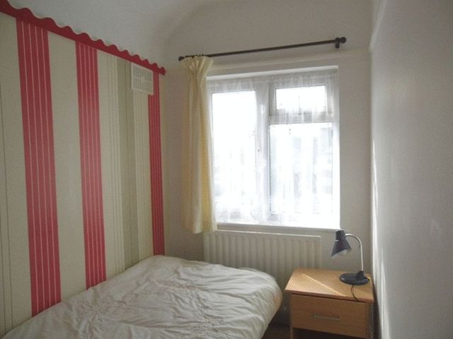  Image of 3 bedroom Terraced house for sale in The Glade Croydon CR0 at The Glade Shirley CROYDON, CR0 7QE