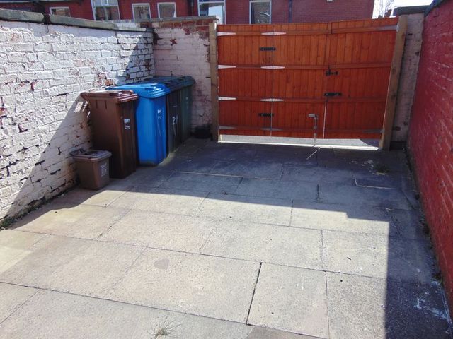  Image of 3 bedroom Terraced house to rent in Tottington Road Bury BL8 at Tottington Road  Bury, BL8 1RX