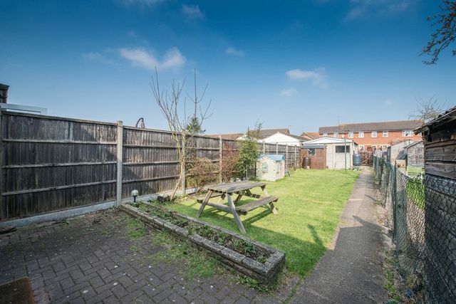  Image of 3 bedroom Terraced house for sale in Weedon Road Aylesbury HP19 at Weedon Road  Aylesbury, HP19 9PE