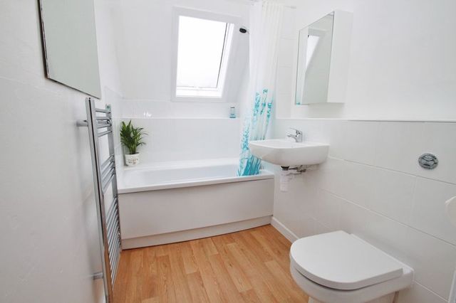  Image of 2 bedroom Flat to rent in West Cliff Gardens Westbourne Bournemouth BH2 at West Cliff Gardens  Bournemouth, BH2 5HL