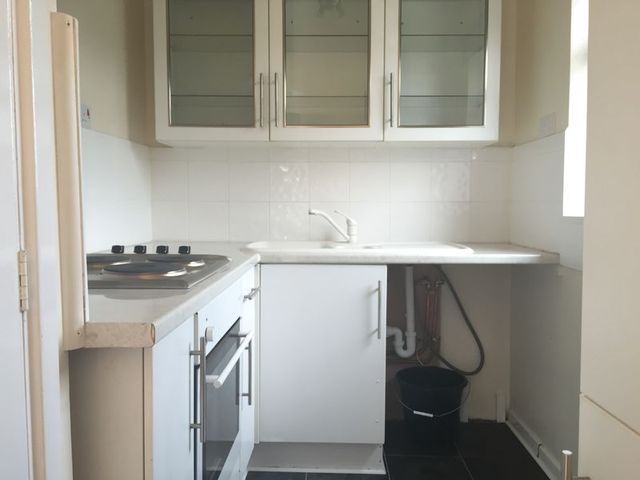  Image of 1 bedroom Flat to rent in Weyhill Close Pendeford Wolverhampton WV9 at Weyhill Close  Wolverhampton, WV9 5RA
