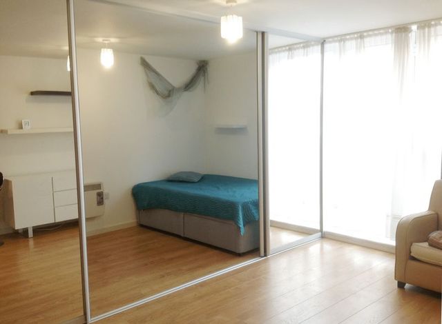  Image of 1 bedroom Flat to rent in Whitton Road Twickenham TW1 at 8 Whitton Road  Twickenham, TW1 1BJ