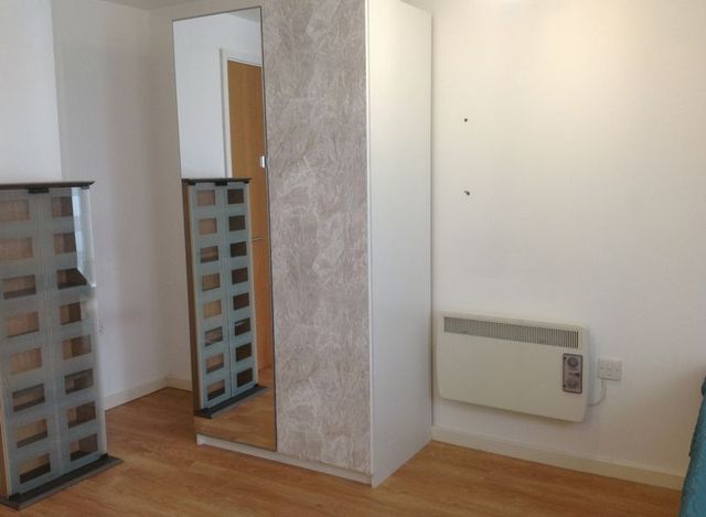  Image of 1 bedroom Flat to rent in Whitton Road Twickenham TW1 at 8 Whitton Road  Twickenham, TW1 1BJ
