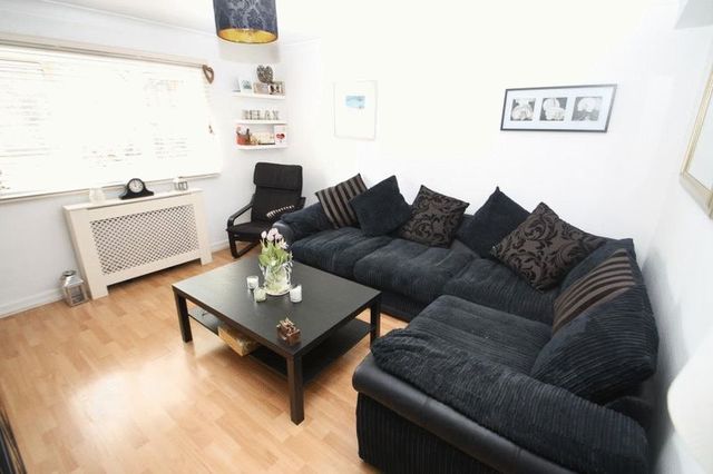  Image of 1 bedroom Flat for sale in London Road High Wycombe HP11 at London Road  High Wycombe, HP11 1HB