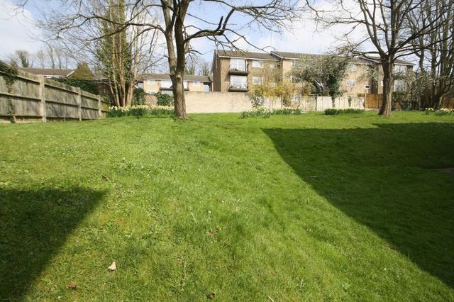  Image of 1 bedroom Flat for sale in London Road High Wycombe HP11 at London Road  High Wycombe, HP11 1HB