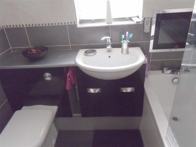  Image of 2 bedroom Property to rent in Ash Close Rochdale OL12 at Ash Close ROCHDALE ROCHDALE, OL12 9AN