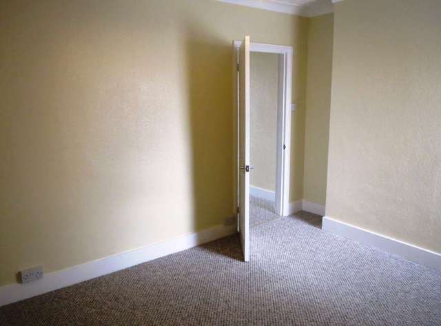 Image of 3 bedroom Terraced house to rent in Basingstoke Road Reading RG2 at Basingstoke Road  Reading, RG2 0HN