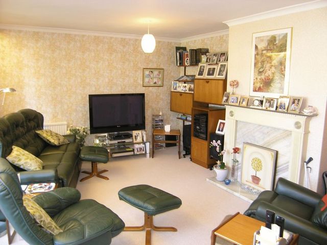  Image of 3 bedroom Semi-Detached house for sale in Meadow Walk Bourne End SL8 at Meadow Walk  Bourne End, SL8 5TP