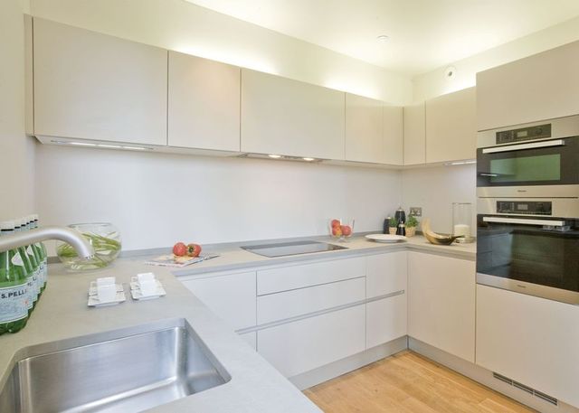  Image of 2 bedroom Flat for sale in Castle Square Bletchingley Redhill RH1 at Castle Square  Bletchingley, RH1 4LB