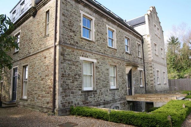  Image of 2 bedroom Flat for sale in Castle Square Bletchingley Redhill RH1 at Castle Square  Bletchingley, RH1 4LB