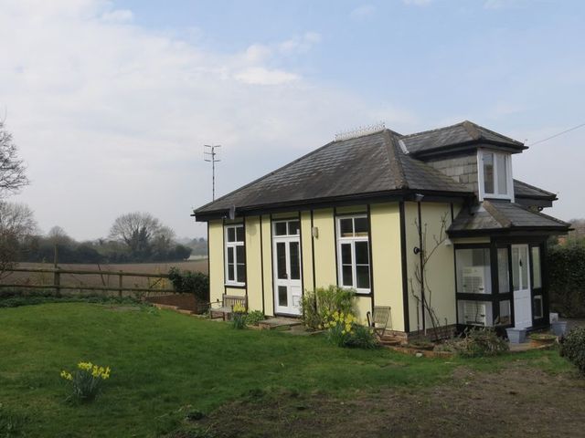  Image of 1 bedroom Detached house to rent in Cores End Road Bourne End SL8 at Cores End Cottage Cores End Road BOURNE END, SL8 5JD