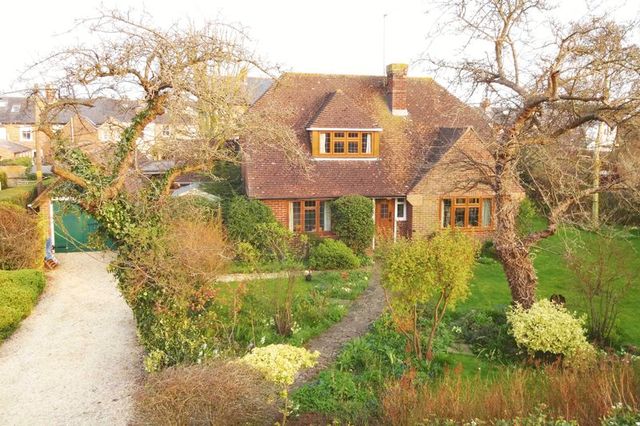  Image of 4 bedroom Detached house for sale in Croft Road Thame OX9 at 10 Croft Road  Thame, OX9 3JF