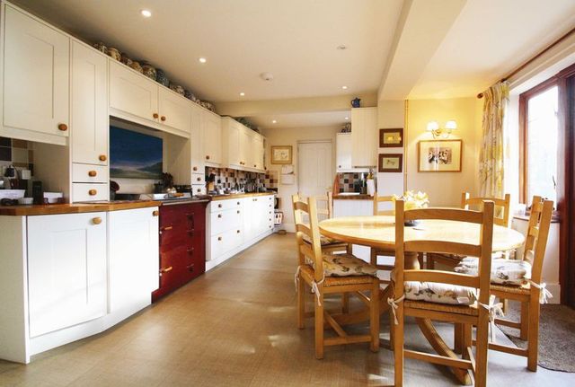  Image of 4 bedroom Detached house for sale in Croft Road Thame OX9 at 10 Croft Road  Thame, OX9 3JF