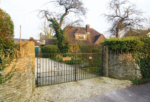  Image of 4 bedroom Detached house for sale in Croft Road Thame OX9 at 10 Croft Road  Thame, OX9 3JF