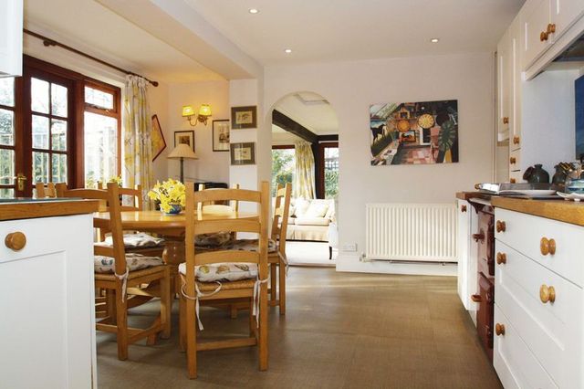  Image of 4 bedroom Detached house for sale in Croft Road Thame OX9 at 10 Croft Road  Thame, OX9 3JF