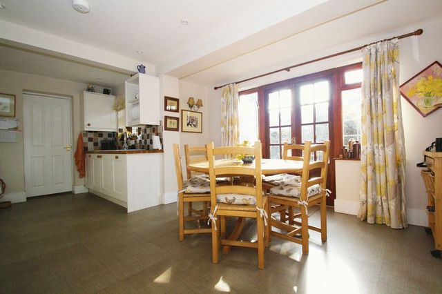  Image of 4 bedroom Detached house for sale in Croft Road Thame OX9 at 10 Croft Road  Thame, OX9 3JF