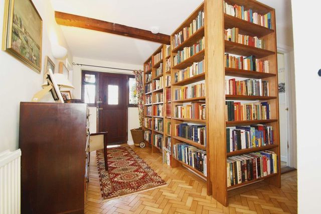  Image of 4 bedroom Detached house for sale in Croft Road Thame OX9 at 10 Croft Road  Thame, OX9 3JF