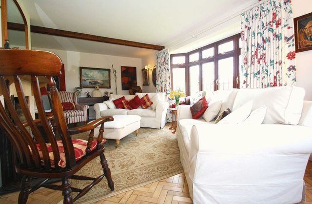  Image of 4 bedroom Detached house for sale in Croft Road Thame OX9 at 10 Croft Road  Thame, OX9 3JF
