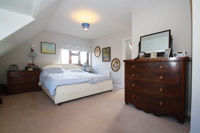  Image of 4 bedroom Detached house for sale in Croft Road Thame OX9 at 10 Croft Road  Thame, OX9 3JF