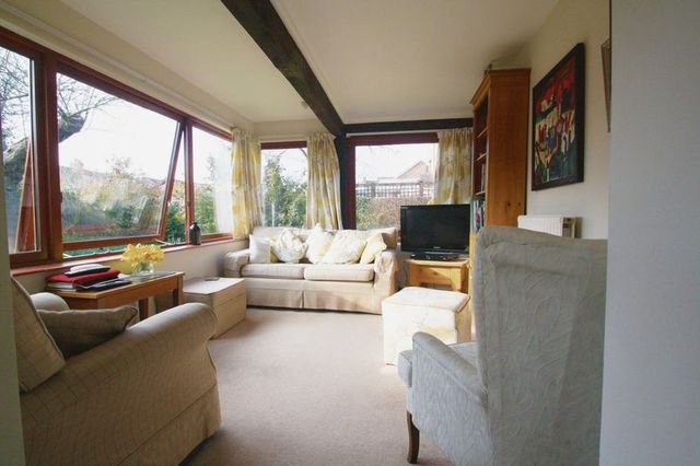  Image of 4 bedroom Detached house for sale in Croft Road Thame OX9 at 10 Croft Road  Thame, OX9 3JF