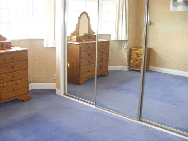  Image of 3 bedroom Semi-Detached house to rent in Crosslands Road West Ewell Epsom KT19 at Crosslands Road Ewell Epsom, KT19 9SS