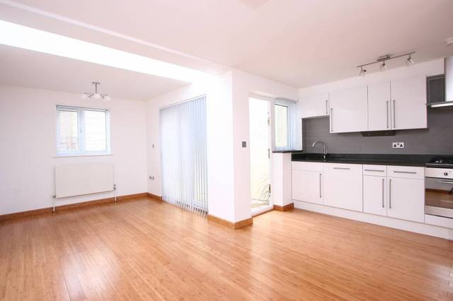  Image of 3 bedroom Flat to rent in Derinton Road London SW17 at Derinton Road  London, SW17 8JA