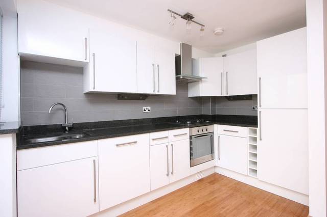  Image of 3 bedroom Flat to rent in Derinton Road London SW17 at Derinton Road  London, SW17 8JA
