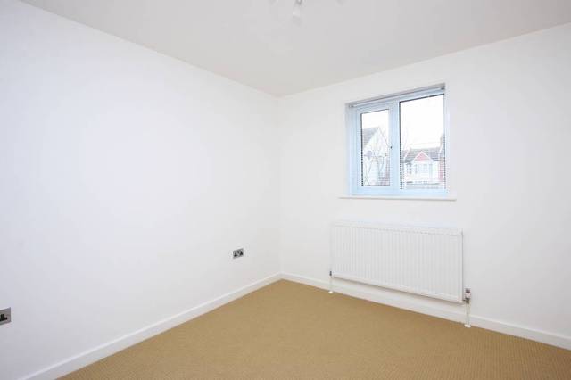 Image of 3 bedroom Flat to rent in Derinton Road London SW17 at Derinton Road  London, SW17 8JA
