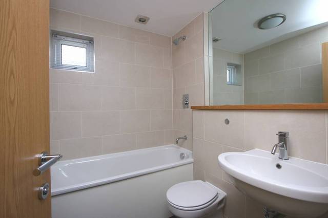  Image of 3 bedroom Flat to rent in Derinton Road London SW17 at Derinton Road  London, SW17 8JA