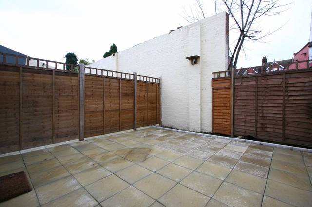  Image of 3 bedroom Flat to rent in Derinton Road London SW17 at Derinton Road  London, SW17 8JA