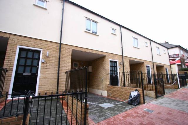  Image of 3 bedroom Flat to rent in Derinton Road London SW17 at Derinton Road  London, SW17 8JA