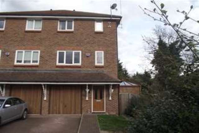  Image of 4 bedroom Property to rent in Earlsbury Gardens Edgware HA8 at Edgware, HA8 8BF
