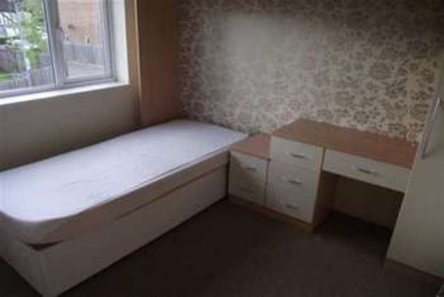  Image of 4 bedroom Property to rent in Earlsbury Gardens Edgware HA8 at Edgware, HA8 8BF