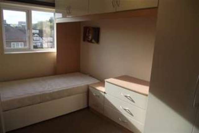  Image of 4 bedroom Property to rent in Earlsbury Gardens Edgware HA8 at Edgware, HA8 8BF
