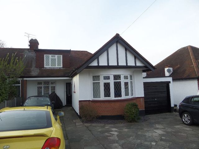  Image of 5 bedroom Semi-Detached house to rent in Exford Avenue Westcliff-on-Sea SS0 at Exford Avenue  Westcliff-On-Sea, SS0 0DZ