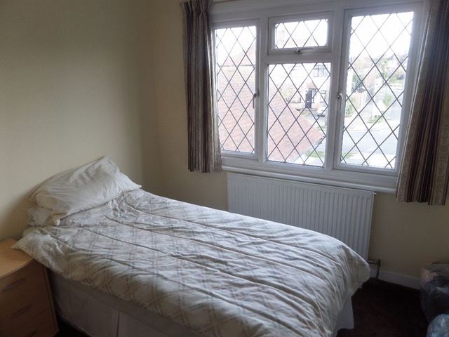  Image of 5 bedroom Semi-Detached house to rent in Exford Avenue Westcliff-on-Sea SS0 at Exford Avenue  Westcliff-On-Sea, SS0 0DZ