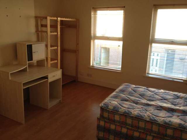  Image of 4 bedroom Terraced house to rent in Frederick Street Luton LU2 at Frederick Street  Luton, LU2 7QS