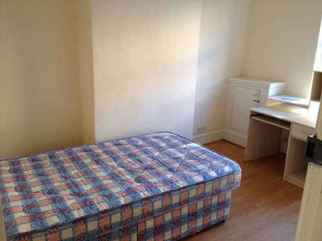  Image of 4 bedroom Terraced house to rent in Frederick Street Luton LU2 at Frederick Street  Luton, LU2 7QS